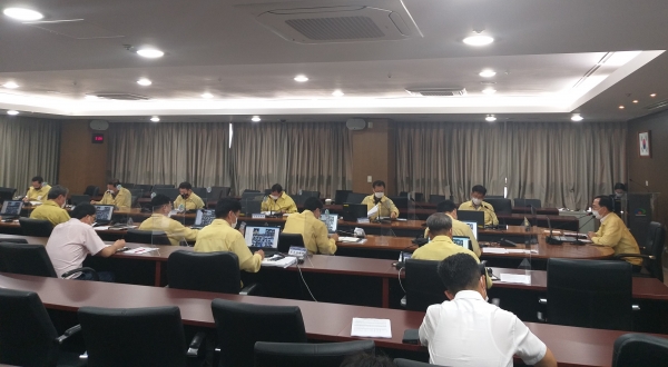 지난 19일 시청 중회의실에서 코로나19 대응 긴급 영상회의를 개최했다.