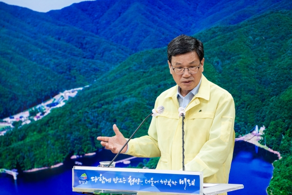 김돈곤 군수, 20일 오전 군청 상황실에서 8월 정례브리핑 모습