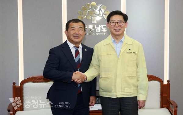 (왼쪽부터) 안기전 금산군의장과 양승조 충남도지사