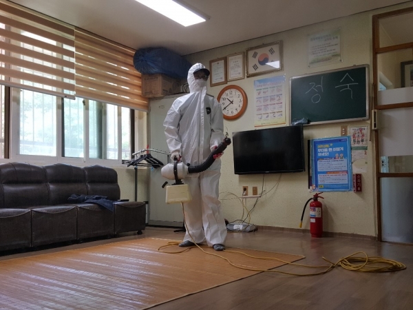 20일 구암4통 경로당에서 특별 방역반 직원이 초미립자 살포기(ULV)를 이용해 내부를 살균소독 실시