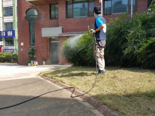 20일 구암4통 경로당에서 특별 방역반 직원이 경로당 주변을 잔류분무소독 실시