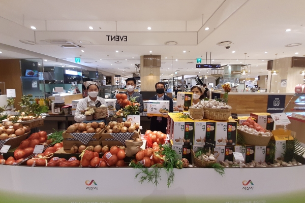 지난 7월 롯데백화점(경기도 부천시 중동점) 농특산물 특판전 사진(좌 임종근 농식품유통과장, 우 장경덕 마케팅팀장)