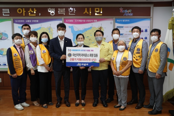 후원물품 전달 후 아산지역 라이온스 회원들과 오세현 아산시장이 기념사진