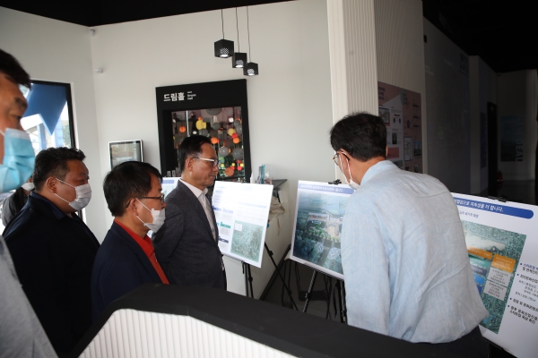 관계공무원이 임시공휴일인 지난 17일 박상돈 천안시장에게 공모사업 관련 내용을 설명하고 있다.