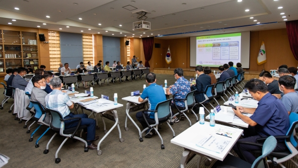 지난 20일 군청 대회의실에서 푸드플랜 민관 거버넌스 추진위원회의 개최 모습