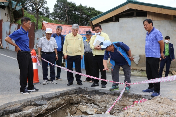 문정우 금산군수가 지난 용담댐의 급격한 방류로 인한 금산지역의 침수피해 지역을 현장점검하고 있는 모습