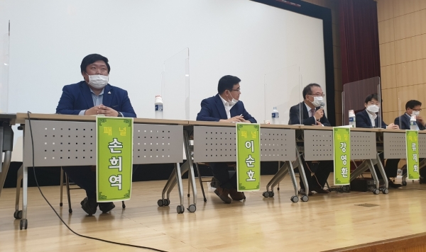 21일 충청발전시민포럼 정책토론회에서 손희역(왼쪽) 대전시의원이 충청권 광역경제권 구축 대덕구 역할론을 강조했다.