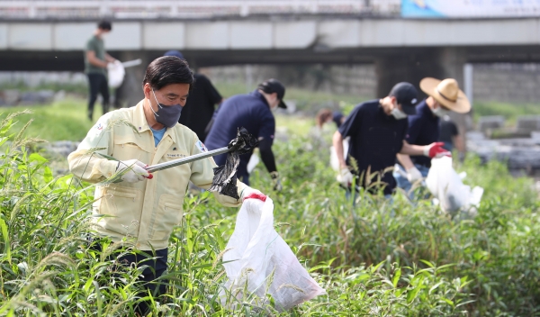 황인호 동구청장(왼쪽)이 봉사자들과 봉사활동 하는 모습