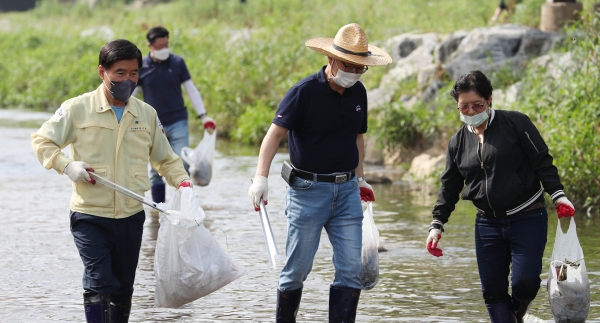 황인호 동구청장(왼쪽)이 봉사자들과 봉사활동 하는 모습