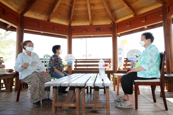 한 낮에 뜨거운 햇볕을 피해 태안읍의 한 정자에서 쉬고 있는 어르신들 모습.