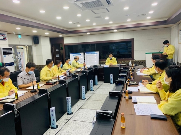 지난 23일 코로나19 확진자 발생에 따른 방역강화 대책회의 장면