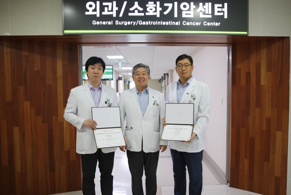 (왼쪽부터)건양대병원 외과 이승재 교수, 최인석 교수, 문주익 교수가 한국간담췌외과학회 최우수 비디오상과 포스터상을 수상해 기념촬영을 하는 모습