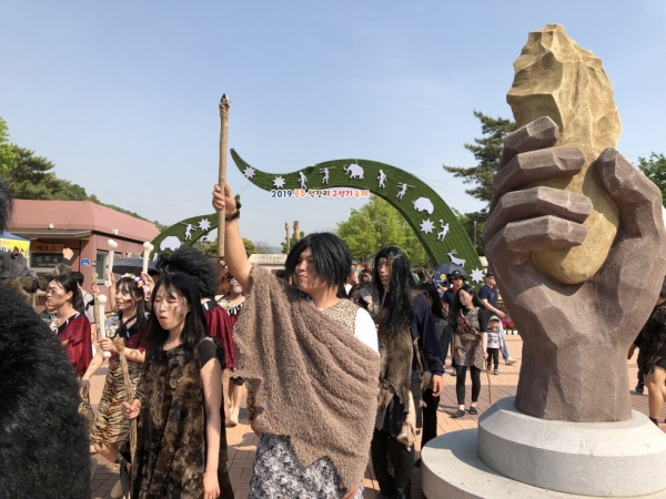 지난해 석장리구석기 축제 (구석기 퍼레이드))