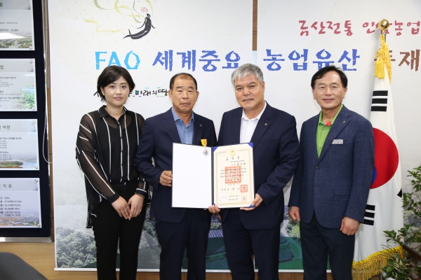 김기영 회장(왼쪽 두 번째)이 문정우 금산군수(오른쪽 두 번째)와 국민포장 수상 기념사진을 찍고 있다.