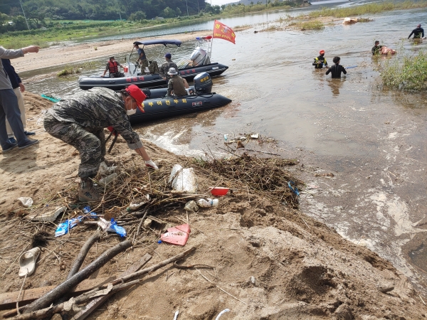 해병대전우회가 지난 23일 최근 집중호우로 더럽혀진 용연저수지(목천읍 소재)에서 환경정화 캠페인을 전개