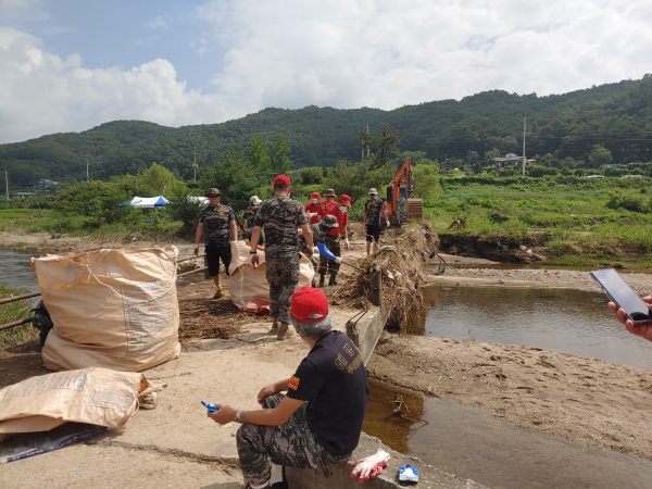 해병대전우회가 지난 23일 최근 집중호우로 더럽혀진 용연저수지(목천읍 소재)에서 환경정화 캠페인을 전개