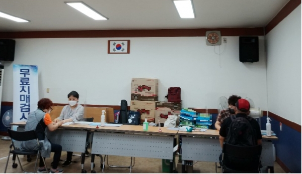 산내동 행정복지센터에서 대상자가 검진 중이다