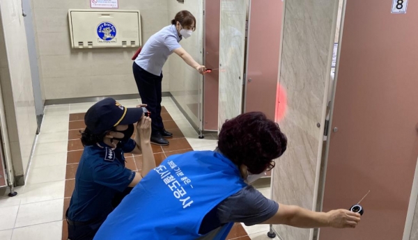 대전도시철도 대전역에서 역무원들과 동부경찰서 소속 경찰들이 카메라 탐지기를     이용, 몰래카메라 단속을 하고 있다.