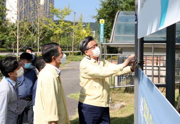 정용래 유성구청장이 25일 오전 대전월드컵경기장 인근 현수막 게시대 정비사업 현장에서 관계 공무원들에게 안전관리를 당부했다