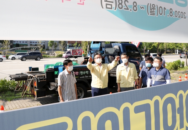 현수막 게시대 정비사업 현장에서 관계 공무원들에게 안전관리 당부