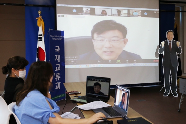 대외협력본부장 축하 인사 모습