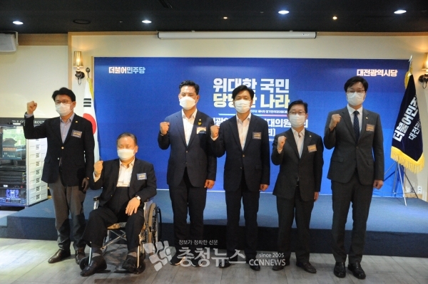 (왼쪽부터) 민주당 황운하, 이상민, 박영순, 조승래, 박범계, 장철민 국회의원