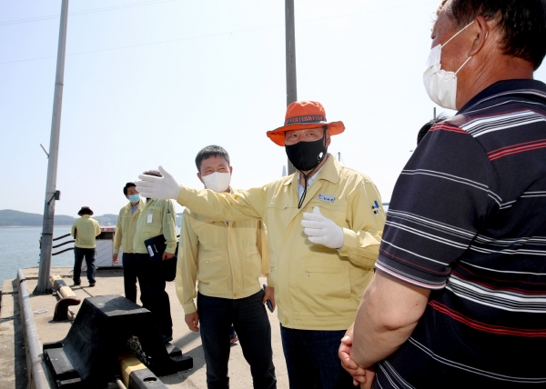 지난 25일 태풍 ‘바비’ 대비 관내 주요시설 현장점검에 나선 가세로 군수 모습.