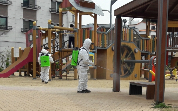 어린이 공원 내 시설물 소독