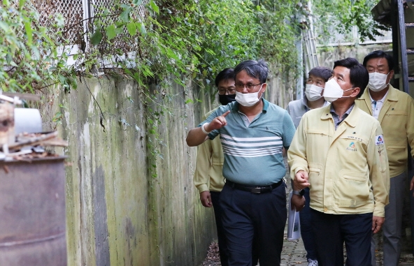 황인호 동구청장이 직원들과 천동 주택가 옹벽을 점검 중이다