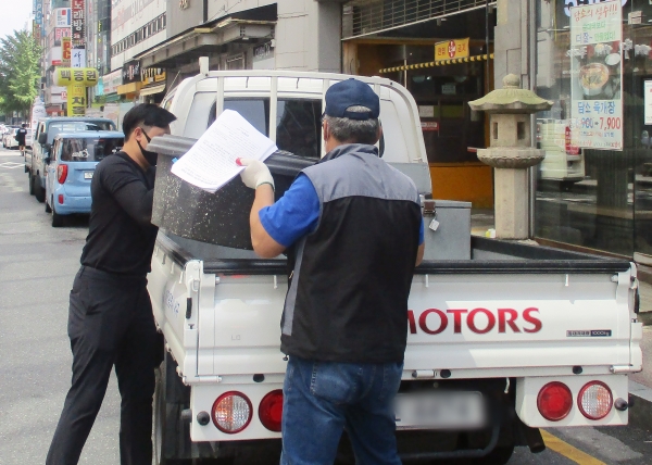 제8호 태풍 ‘바비’가 북상으로 피해를 유발할 수 있는 불법 현수막 및 유동 광고물을 철거하는 등 안전사고 예방 점검 모습