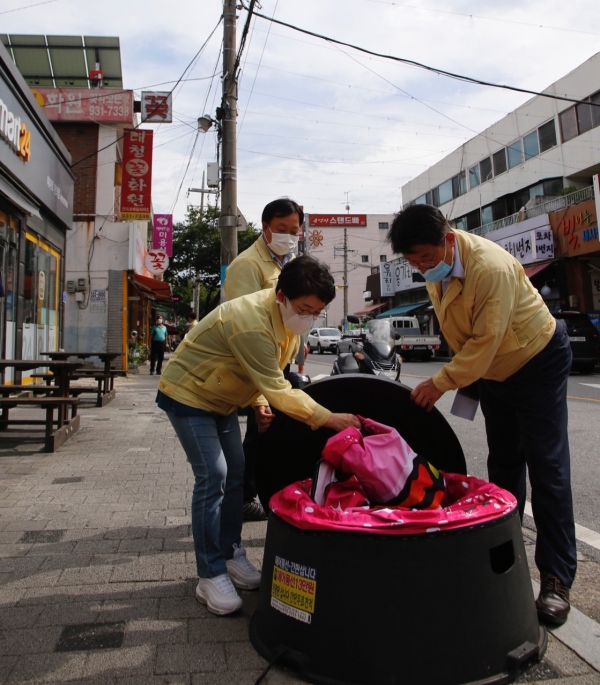 신탄진동 음식특화거리 고정광고물 점검모습.