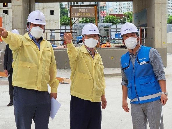 장종태 서구청장은 도마ㆍ변동 8구역 재개발사업 현장을 방문하여 건설 현장 내 대형크레인, 펜스 시설, 배수 시설 등 태풍 대비 안전조치 사항 집중 점검.
