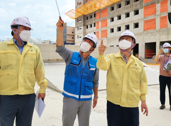 장종태 서구청장은 도마ㆍ변동 8구역 재개발사업 현장을 방문하여 건설 현장 내 대형크레인, 펜스 시설, 배수 시설 등 태풍 대비 안전조치 사항을 집중 점검했다.