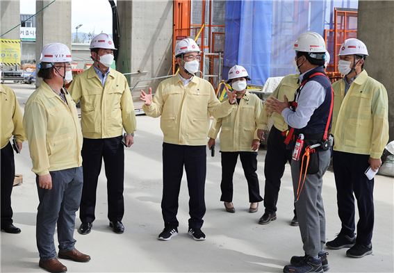 허태정 대전시장이 사이언스콤플렉스 현장을 점검하고 있다.