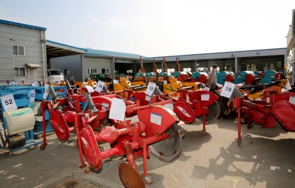 태안군 농기계임대사업소 본소에 전시된 매각대상 불용농기계 모습.