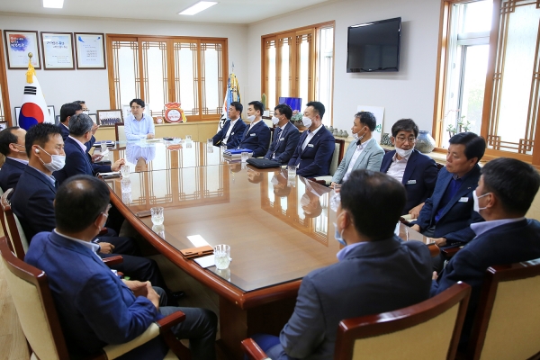 맹정호 서산시장이 읍면동장에게 책임감 있는 행정을 주문하고 있다