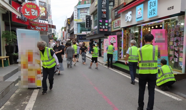 지난 26일 은행동 으능정이 일원에서 불법광고물 단속하는 모습
