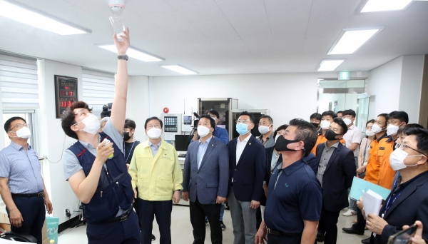 장종태 서구청장이 도마큰시장 고객센터 세미나실에서 시공업체 관계자에게 화재 알림 시스템에 대한 설명을 듣고 있다.