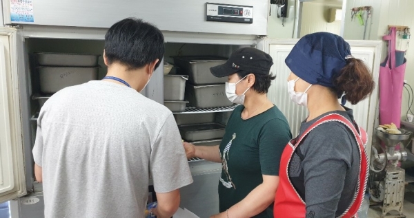 지난 26일 유성구의 한 배달음식점에서 담당공무원이 냉장고에 보관 중인 식자재를 살펴보고 있다.