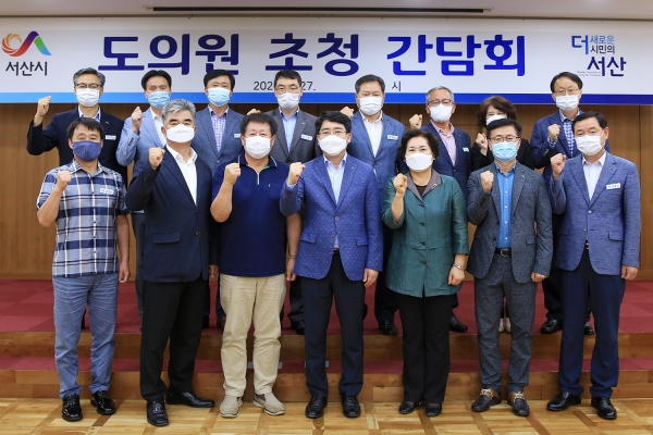 지난 27일 시청 중회의실에서 도의원 초청 간담회 후 단체사진 장면