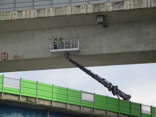 초음파 측정기를 활용한 교량 균열측정 점검