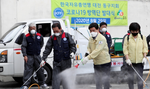 황인호 동구청장(가운데)이 방역 활동에 참여하고 있다