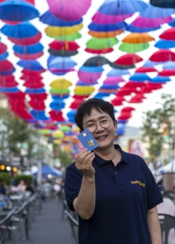 지난 2019년 대코 맥주페스티벌 행사장에서 박정현 구청장이 대덕e로움 카드를 들어 보이고 있다