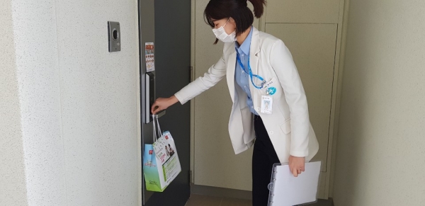 보건소에서 찾아가는 모자보건 서비스 일환으로 임산부에게 필요한 엽산, 철분제를 전달하는 모습