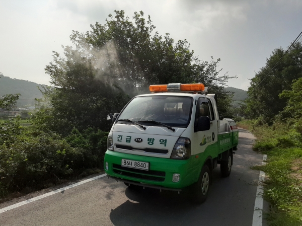 농업기술센터 방역차량을 이용한 응봉면 건지화리 방제 모습