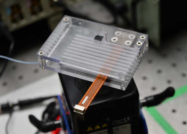 KIST 송현철 박사팀이 개발한 주변환경의 진동에 스스로 공진을 맞춰 에너지를 생산하는 에너지 하베스터.