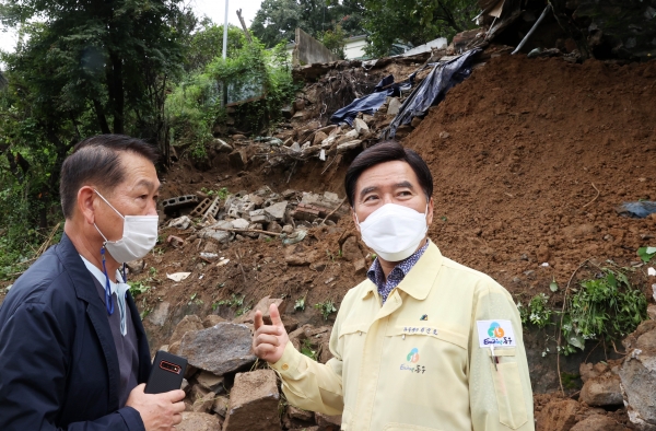 황인호 동구청장이 붕괴위험 철거 현장 방문 모습