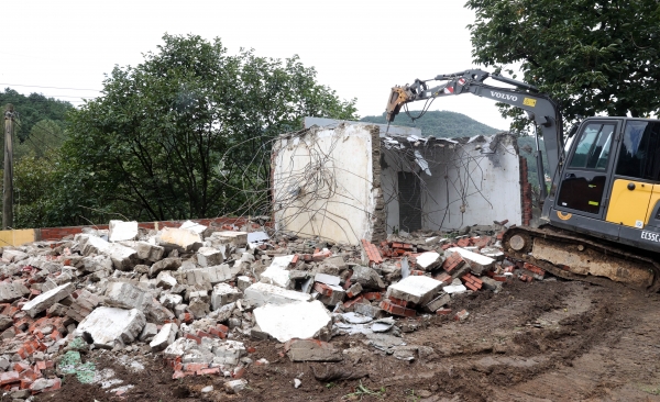 붕괴위험 철거 진행 모습