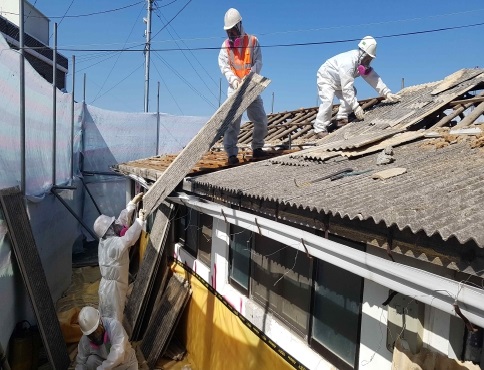 노후된 석면 슬레이트를 처리하는 모습