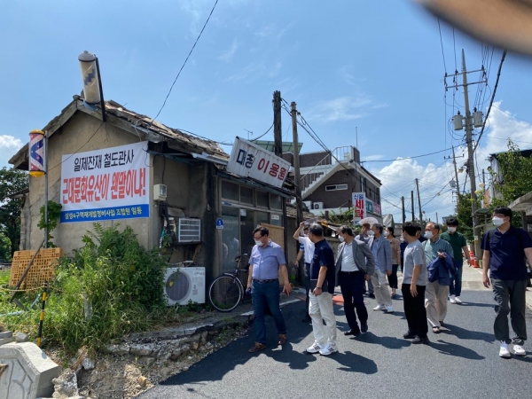 한밭대 LINC+사업단 관계자들이 소제동 관사촌을 방문해 교육과 산학협력의 아이디어를 모으고 있다.